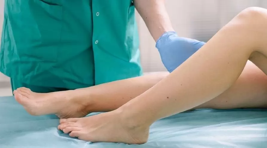 Después del examen, el flebólogo le recetará un método moderno para tratar las venas varicosas en las piernas.
